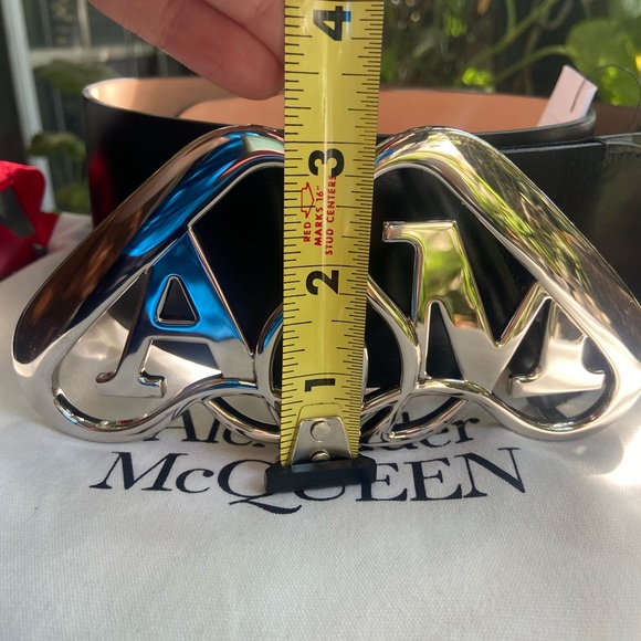 ALEXANDER MCQUEEN
Leather Oversized Seal Logo Belt. Size 85. - Picture 5 of 6